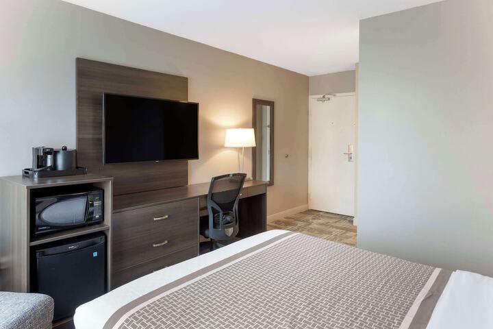1 Queen Bed (11 of 20)