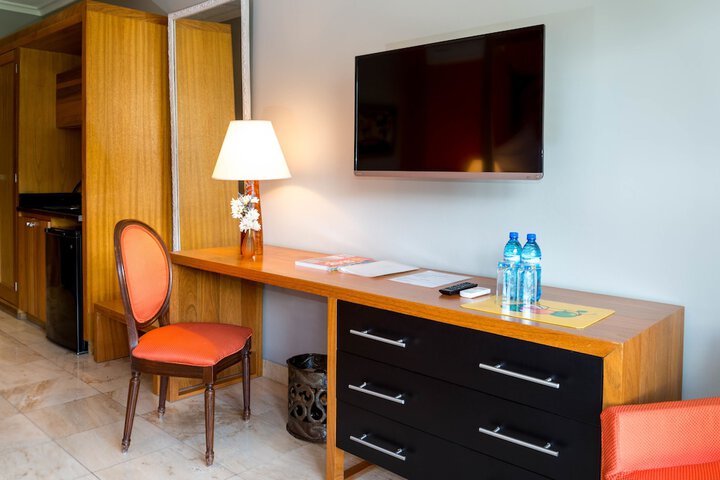Room 11 of 27
