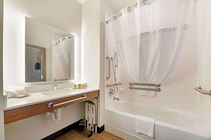 2 Queen Beds Microwave and Refrigerator WiFi Full Breakfast (8 of 21)