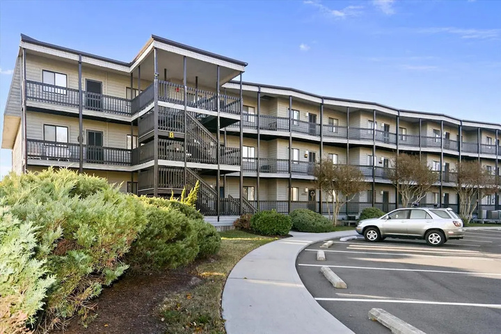 Image of Robins Lane 18 North Shores by Long & Foster