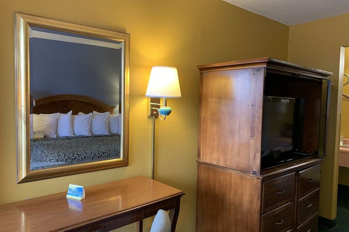 1 King Bed (5 of 9)