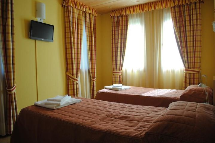 Room 6 of 18