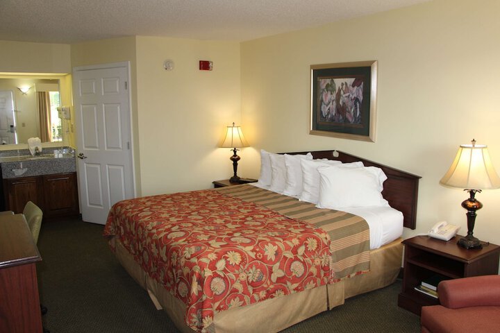 1 King Bed (3 of 4)