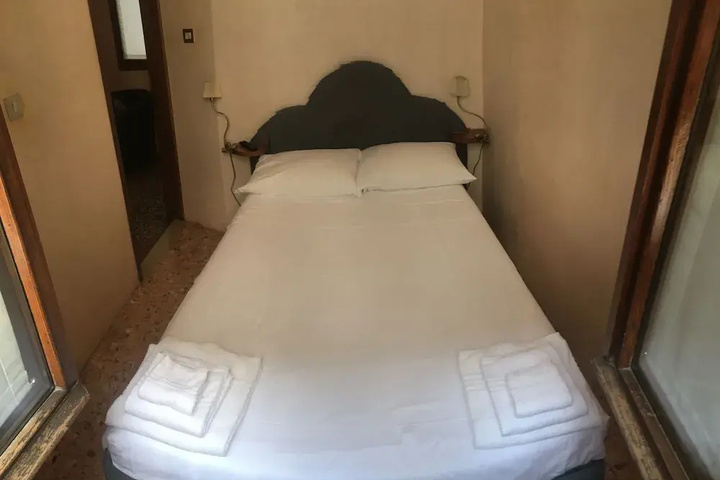 Room 4 of 12