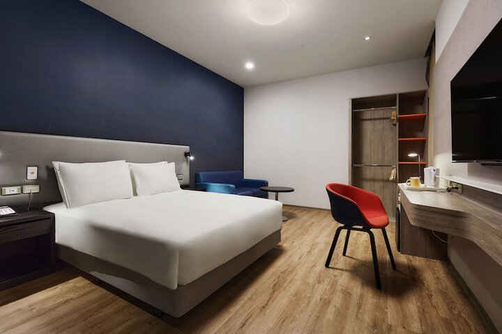 Room 4 of 36