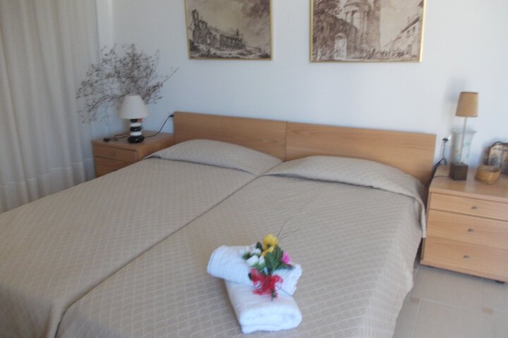 Room 2 of 28