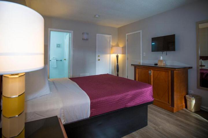 1 Queen Bed (7 of 7)