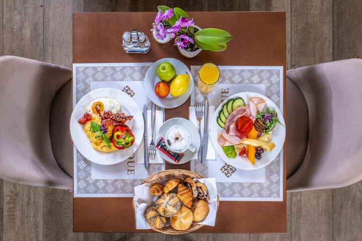 Breakfast/Coffee Service 26 of 35