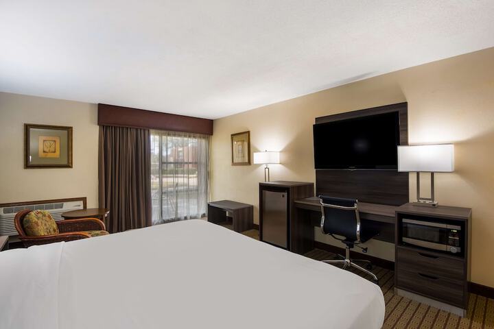 Accessible 1 King Accessible Roll in Shower Work Desk Microwave and Refrigerator WiFi Full Breakfast (3 of 14)