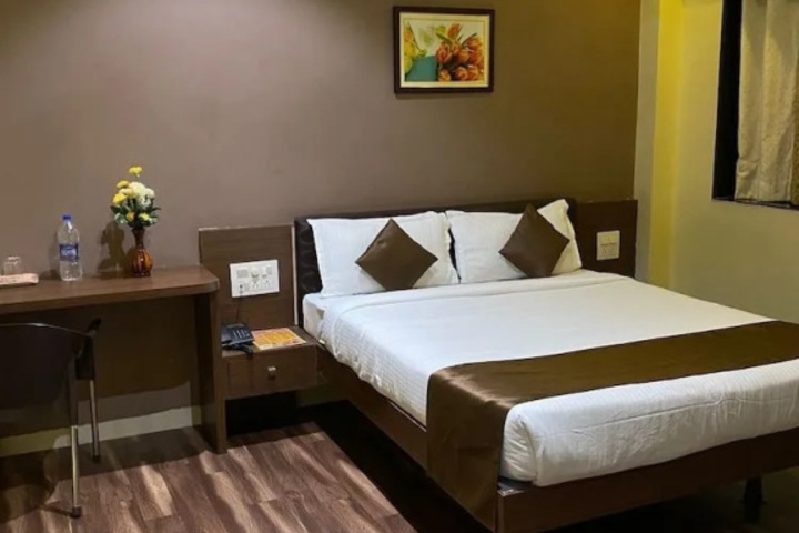 Room 6 of 8