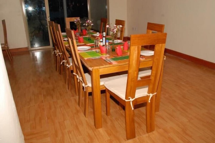 Dining 8 of 16