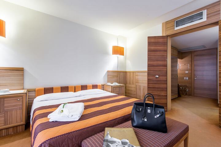 Room 6 of 71