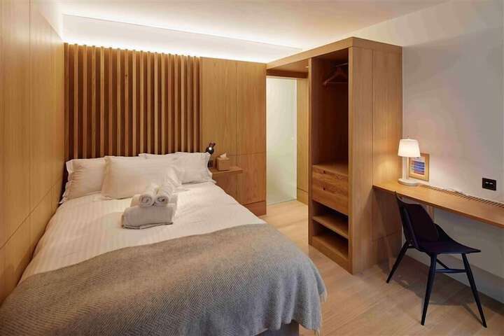 Room 10 of 14