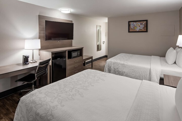 1 Queen Bed (2 of 14)