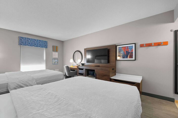 2 Queen Beds (11 of 13)