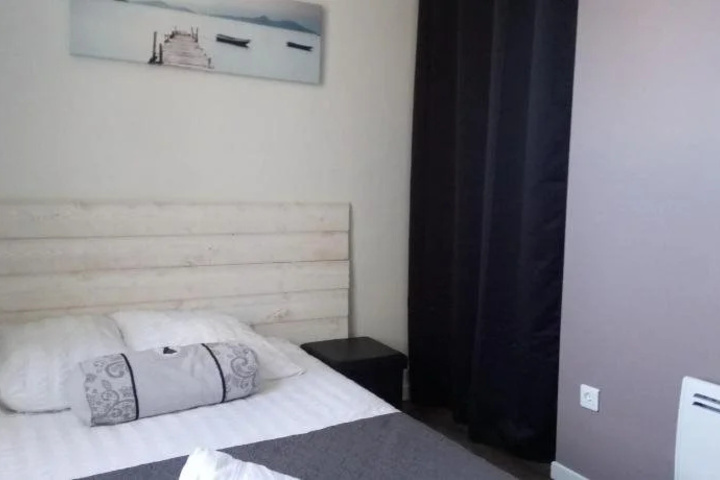 Room 6 of 14