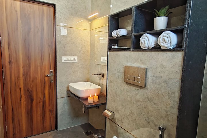 Room 8 of 12