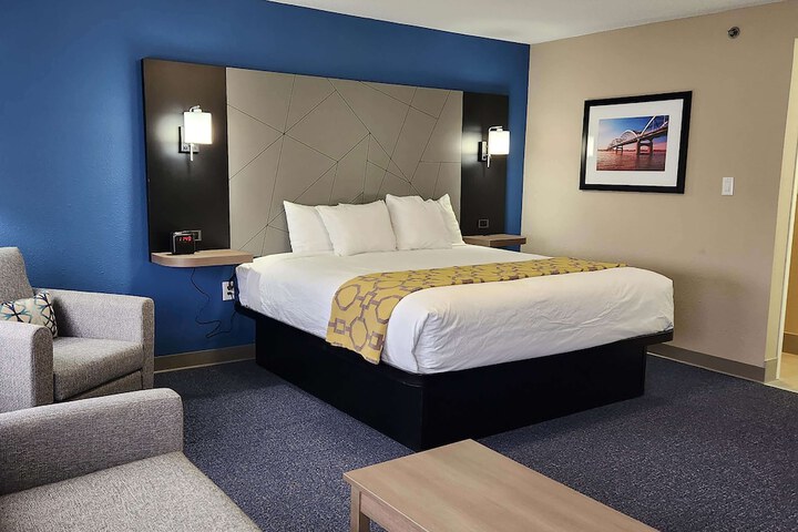 1 King Bed (15 of 19)