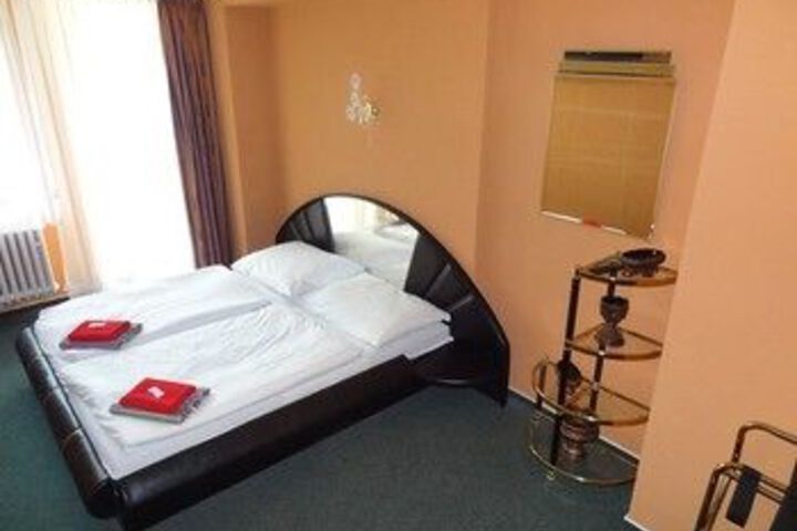 Room 8 of 11