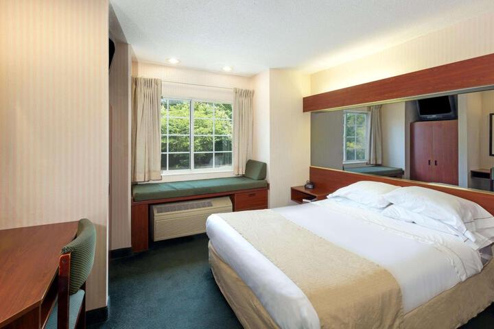 1 Queen Bed Accessible Room (23 of 25)