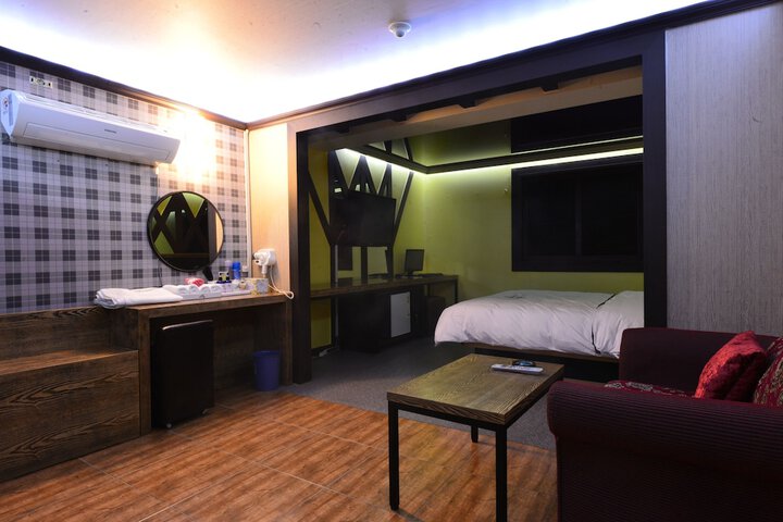 Room 4 of 11