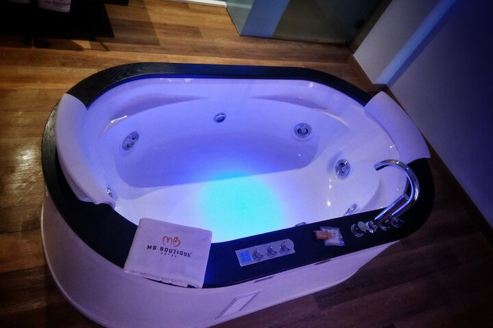 Hot Tub 25 of 57