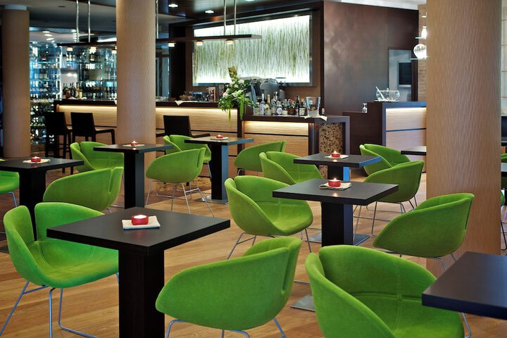 Lounge 79 of 98