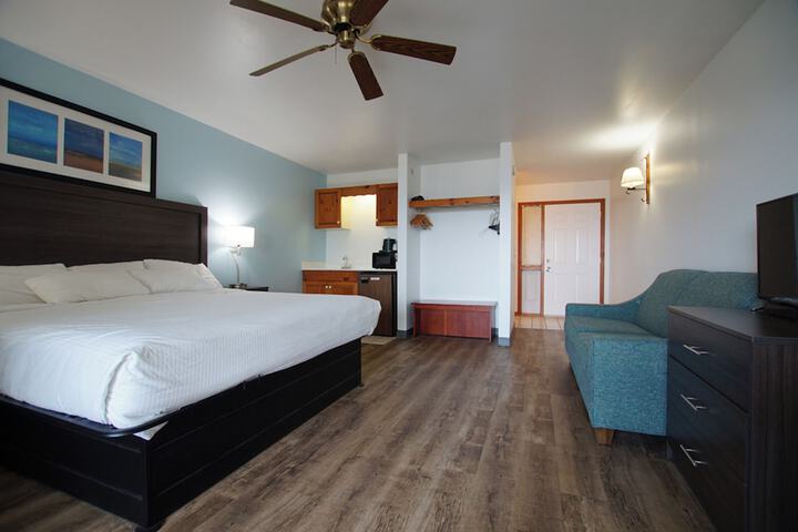 Classic King Bed Lake View Accessible (88 of 109)