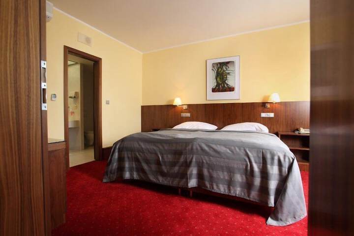 Room 25 of 77