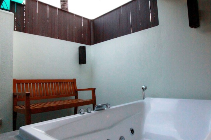 Room 17 of 142