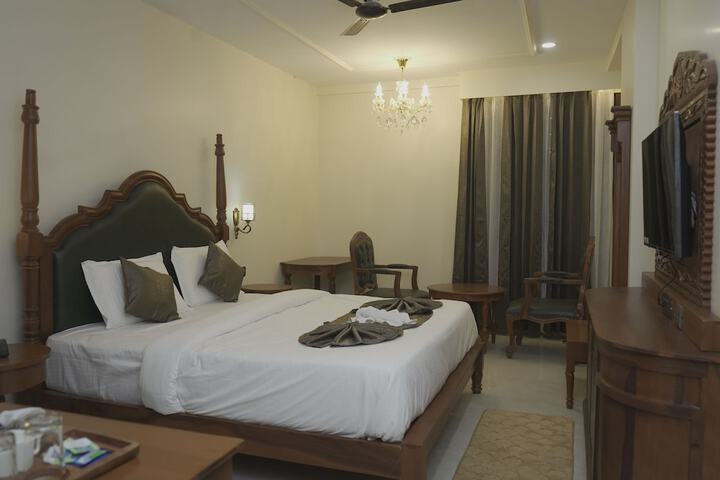 Room 12 of 136