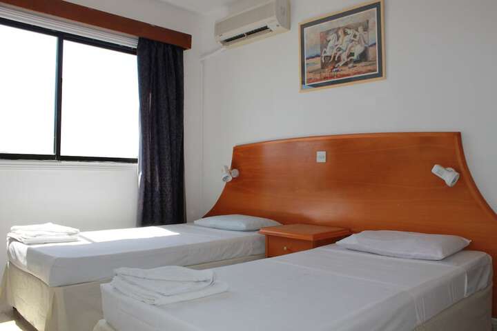 Room 13 of 38