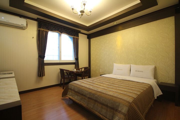 Room 11 of 19