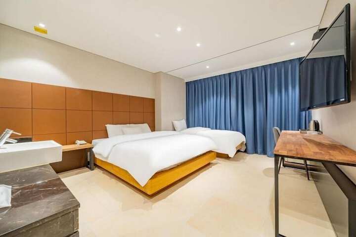 Room 7 of 20