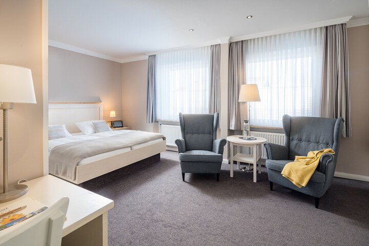 Room 2 of 8