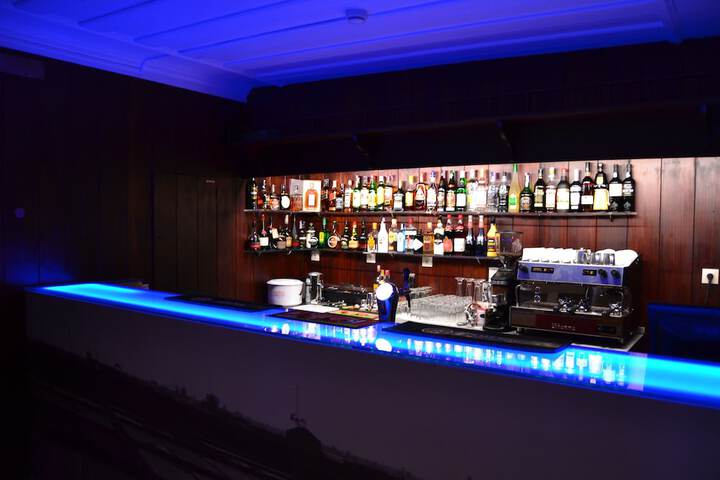 Lounge 37 of 48