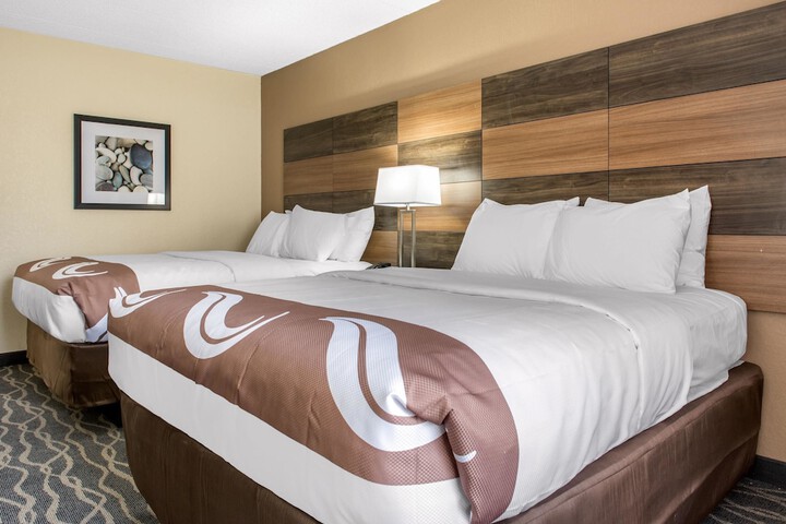 2 Queen Beds (6 of 15)