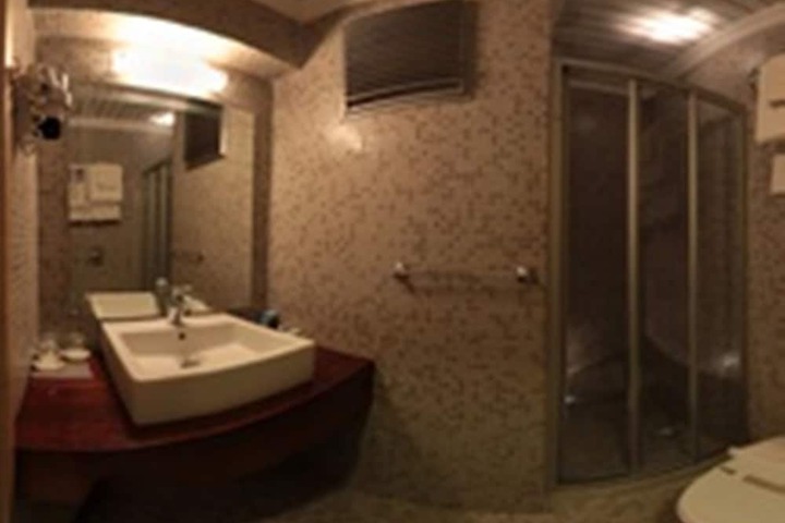Room 9 of 28