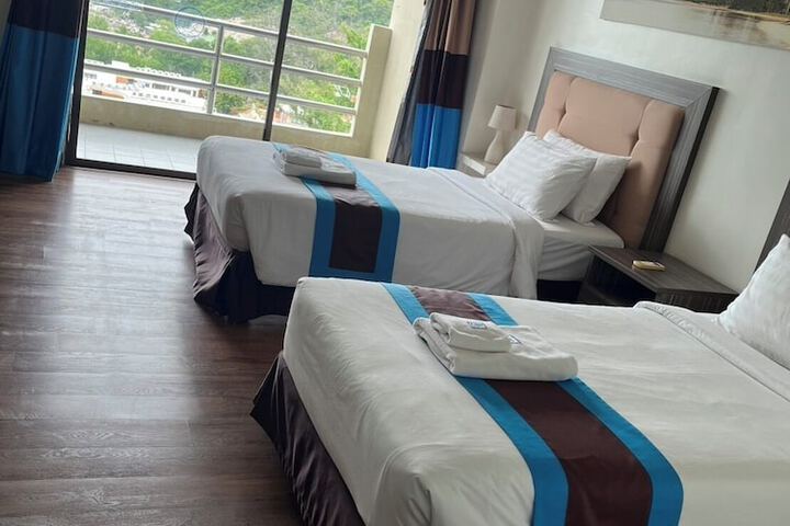 Room 4 of 12
