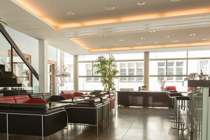 Lounge 53 of 90
