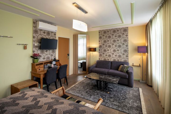 Room 83 of 142
