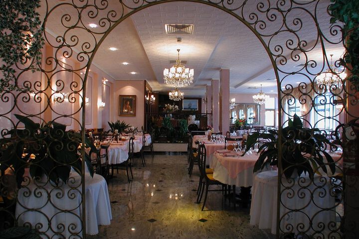 Dining 16 of 29