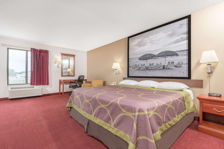 1 King Bed Deluxe Room (10 of 10)