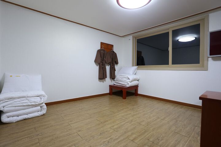 Room 6 of 28