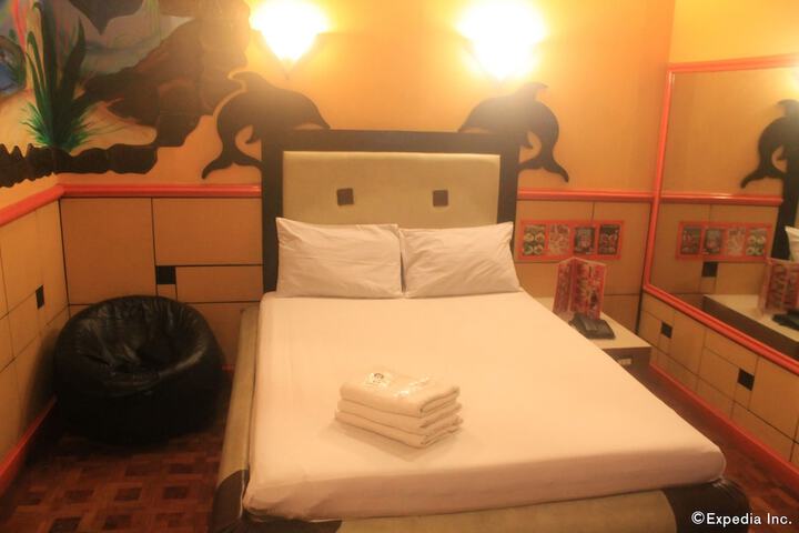 Room 6 of 28