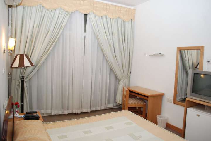 Room 4 of 80