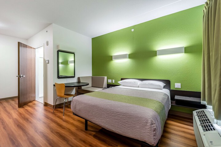 1 Queen Bed (16 of 16)