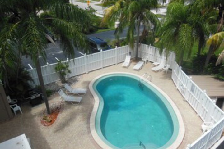 Pool 13 of 18