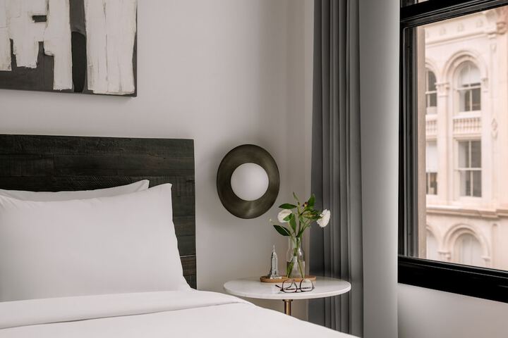 1 Queen Bed (7 of 19)