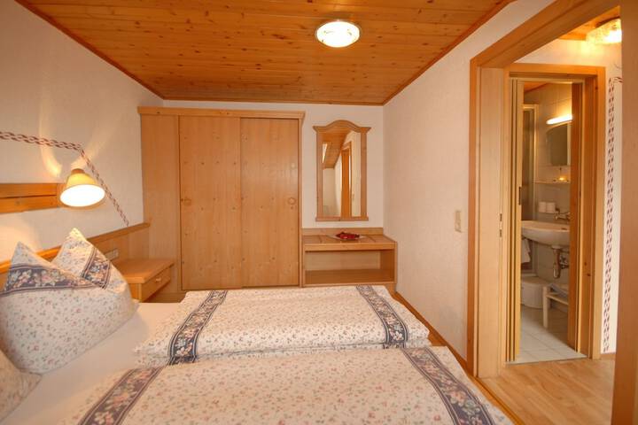 Room 4 of 40